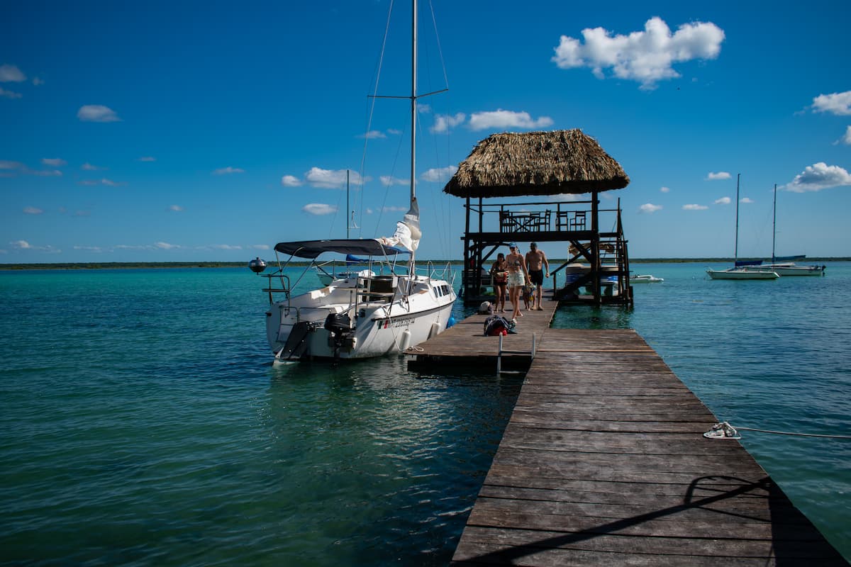 Baawe Bacalar - Dock and boat on the lagoon